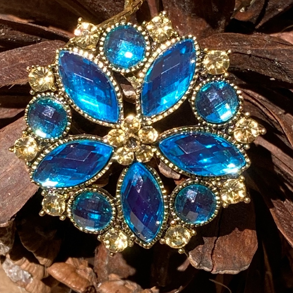 Gorgeous Vintage Blue Rhinestone Pendant!